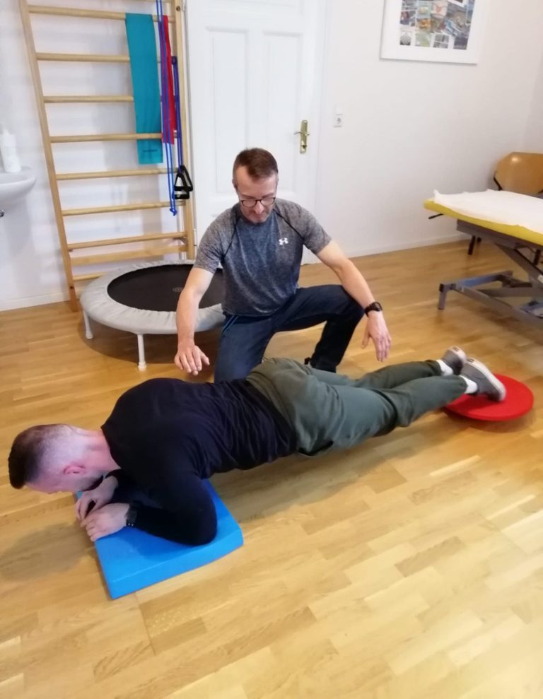 Sven Michael Anstatt bei der Anleitung einer Physiotherapie-Übung mit einem Patienten.