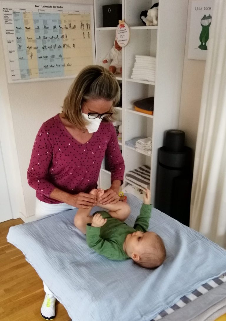 Eva Anstatt bei der osteopathischen Behandlung eines Babys.